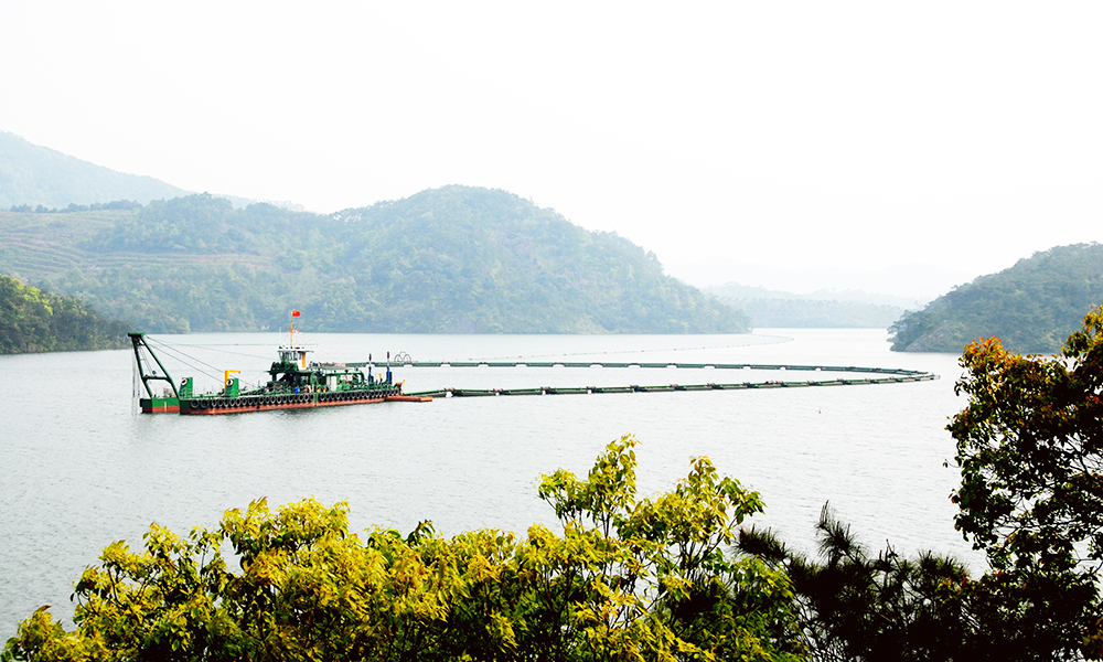 Bottom mud dredging engin...